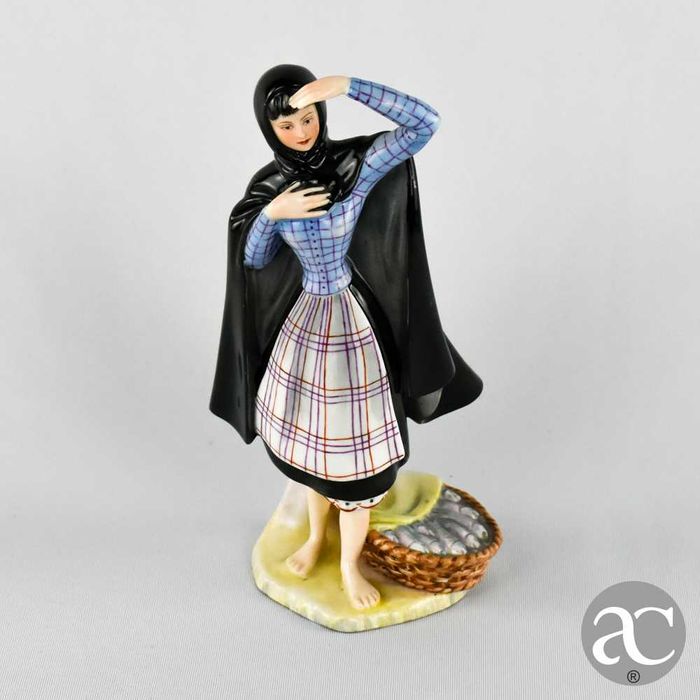 Figura Feminina biscuit Vista Alegre Trajes Regionais “Estremadura”