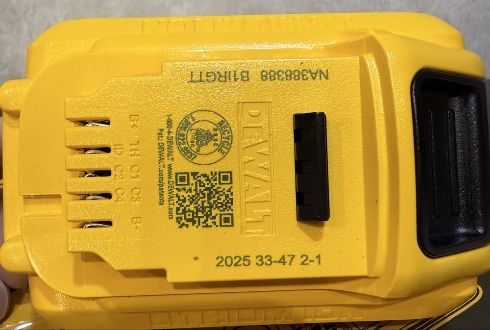 Dewalt DCB2108-2C набір акумуляторів оригінал з США !!
