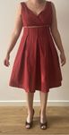 Vestido vermelho com apontamentos amarelos