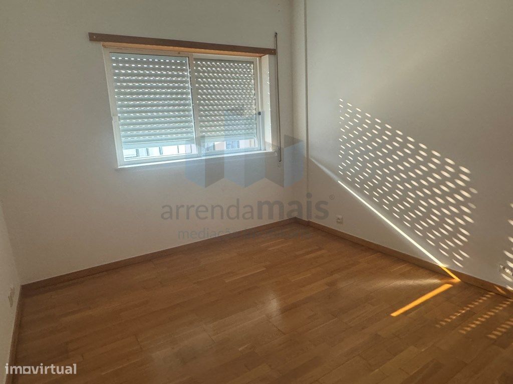 Coimbra, Santa Clara, arrenda-se T1 com garagem