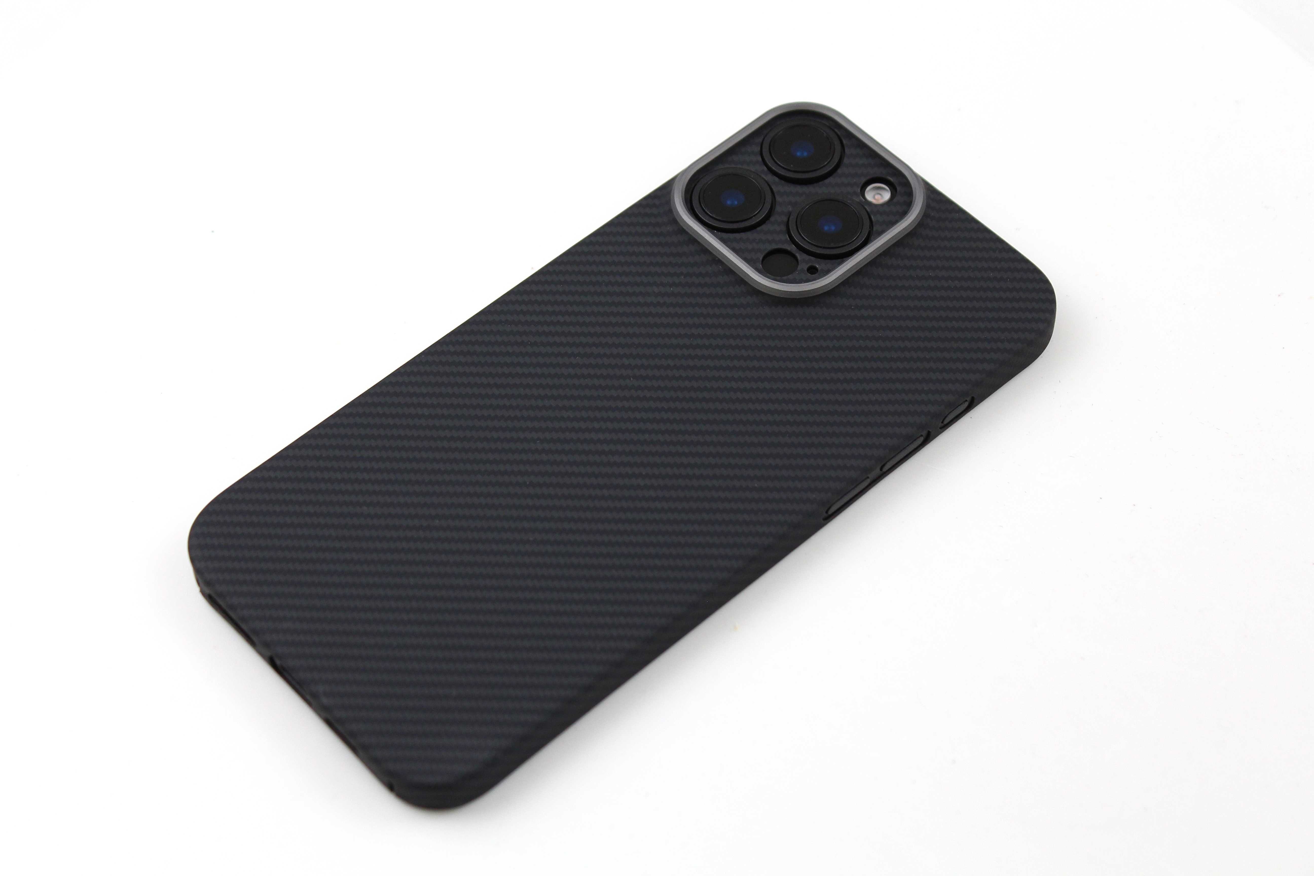 Чехол из настоящего карбона для iPhone 16 Pro Max