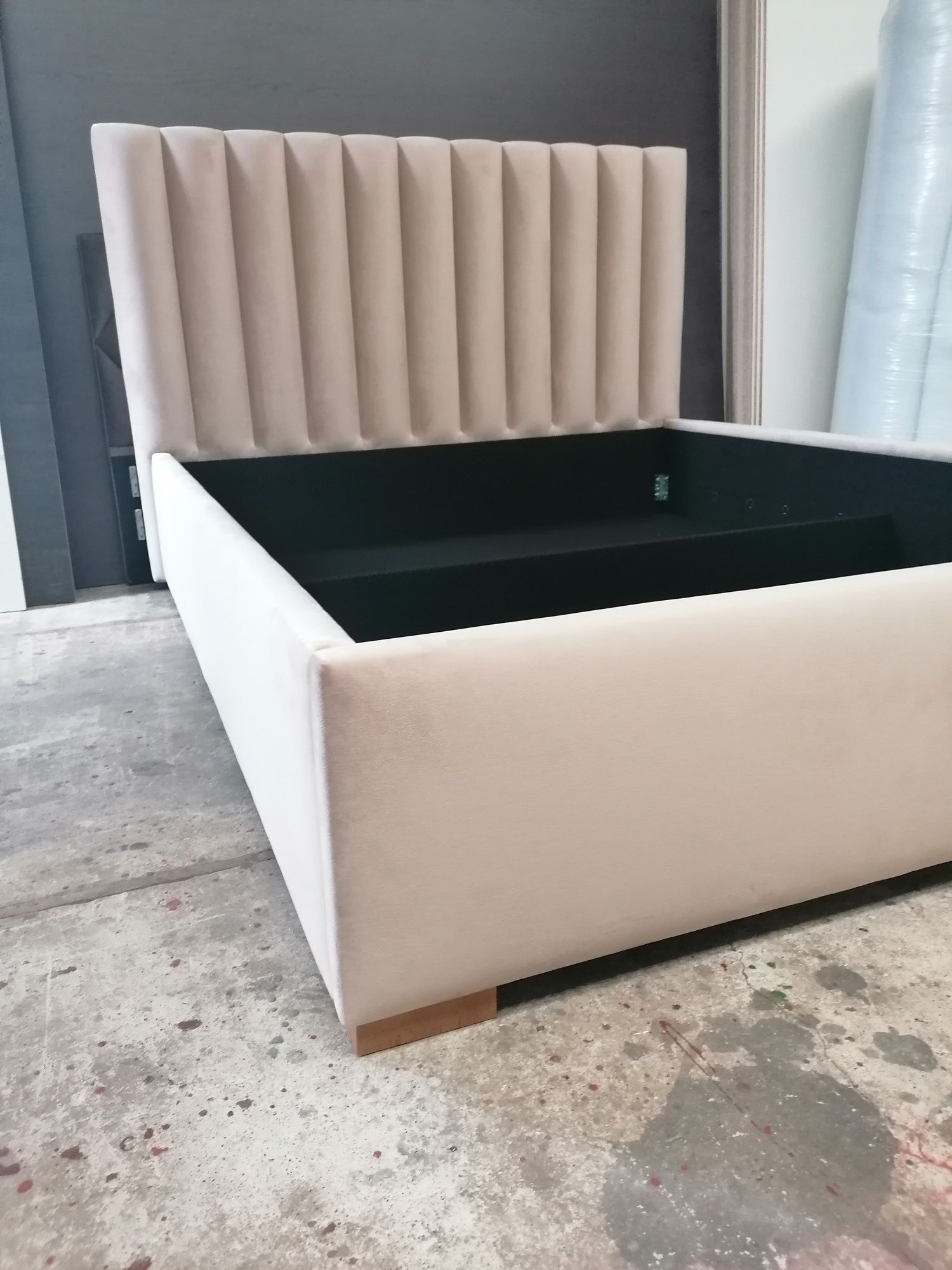 Łóżko tapicerowane panele półwałki welwet stelaż pojemnik producent