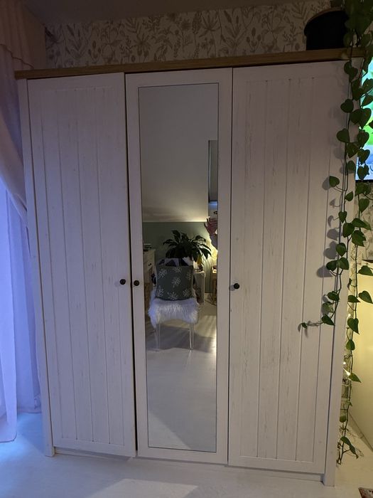 Zestaw białych mebli(Toaletka, komoda, szafa)