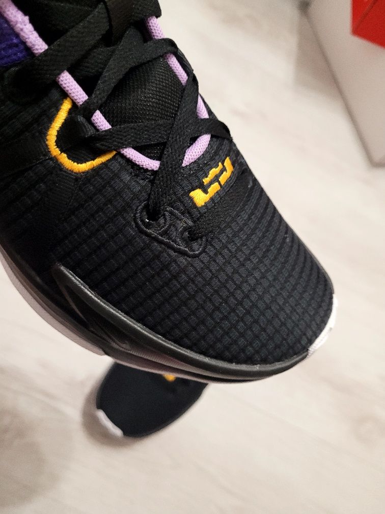 Кроссовки NIKE LEBRON Witness VII нові original