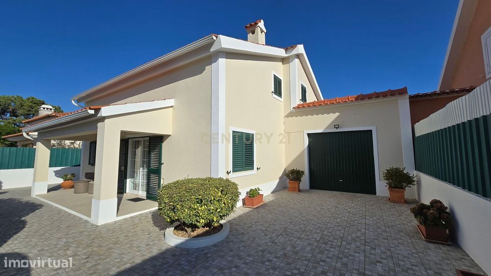 Moradia Isolada 5 Assoalhadas e aproveitamento de sotão com piscina