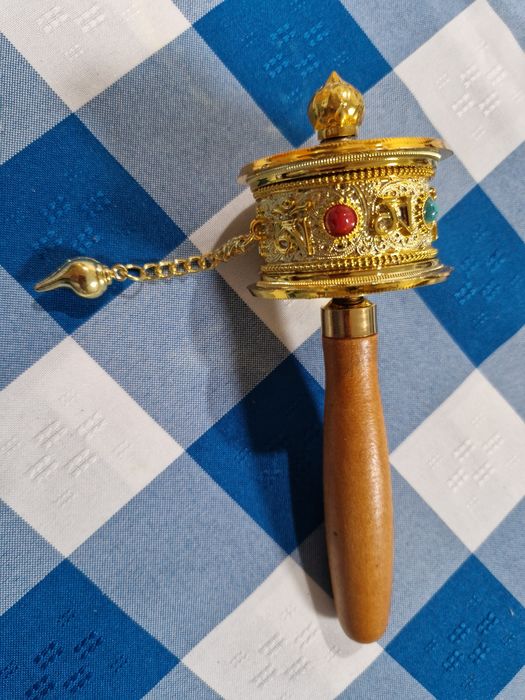 Roda de oração com pega em madeira. Nova