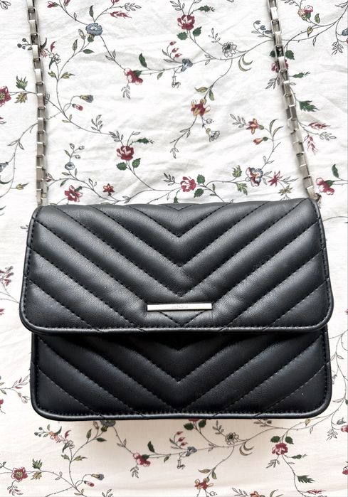 Czarna damska mała torebka eleganka klasyczna basic must have Bershka