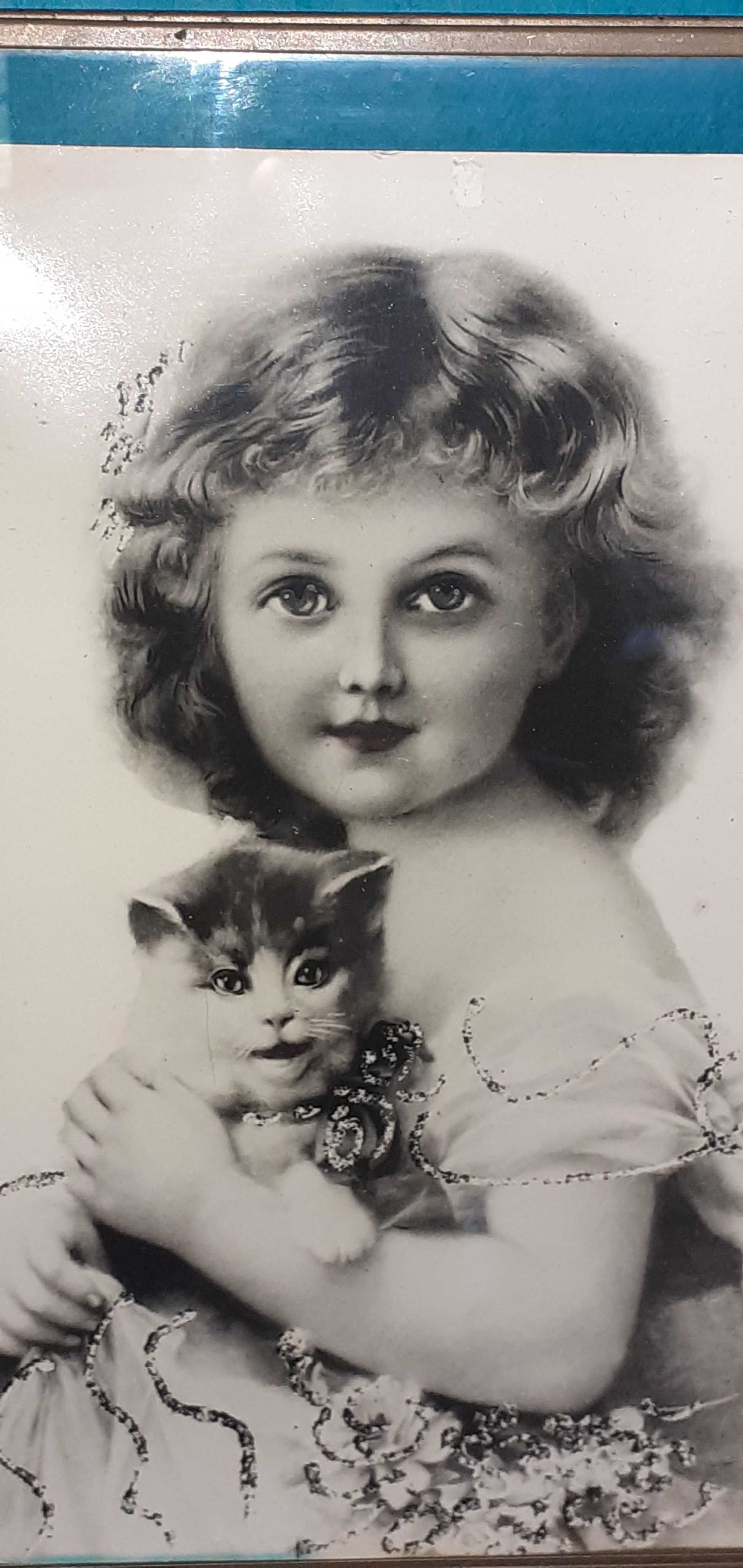 Obraz portret stare zdjęcie w metalowej otwieranej ramie za szkłem