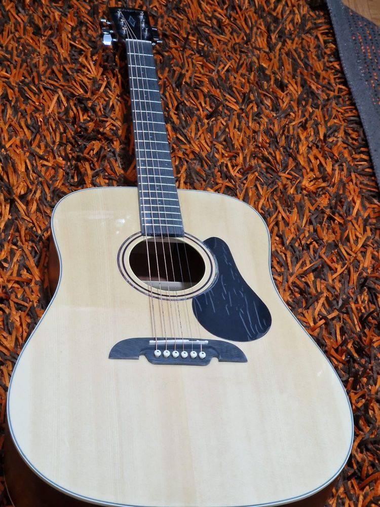 Guitarra Acústica Alvarez RD26 com saco de transporte