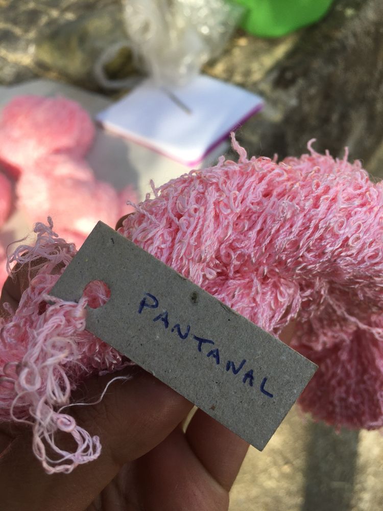 Novelos/meadas cor-de-rosa com pormenores rendados “Pantanal”