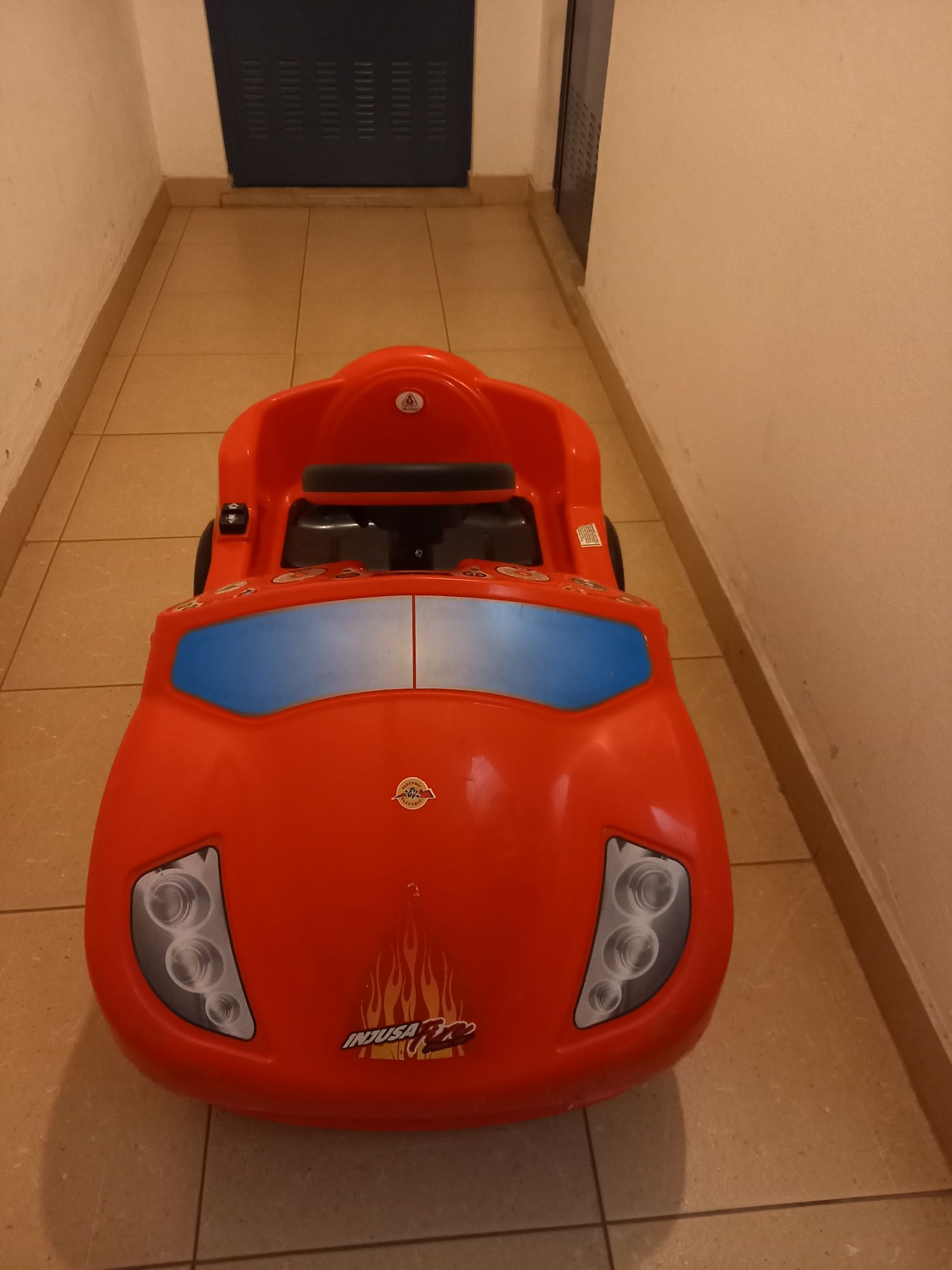 Carro eléctrico de criança - "Injusa Fire Racer" 6V