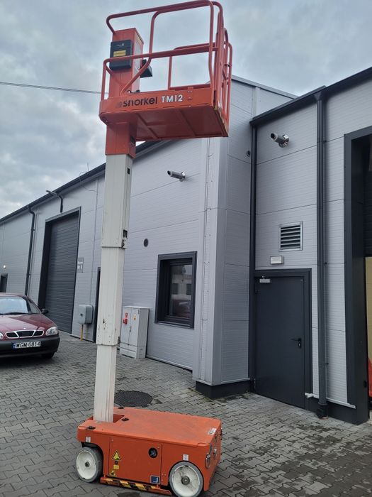 Zwyżka podnośnik kolumnowy platforma samojezdna Snorkel TM12