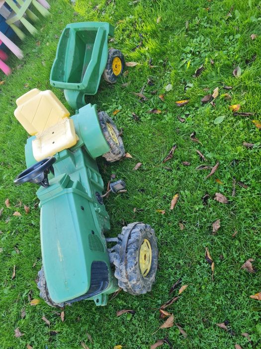 Traktor John Deere na pedały z przyczepą