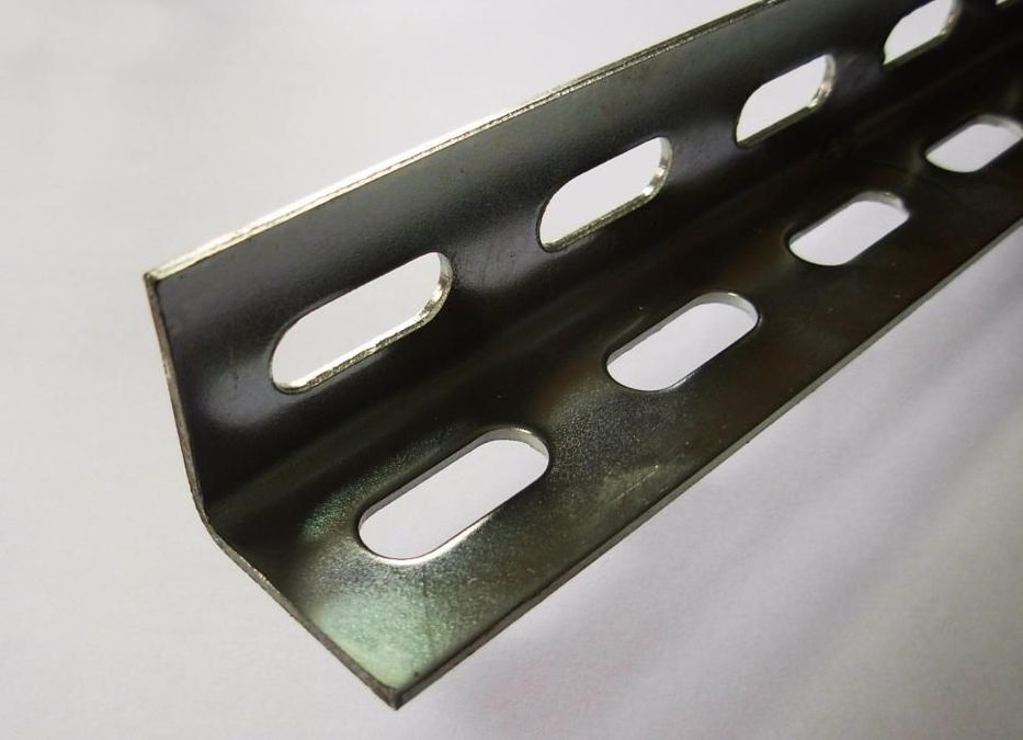 Kątownik perforowany 35x35x2mm OCYNK - 10,50 zł /1 MB. NETTO