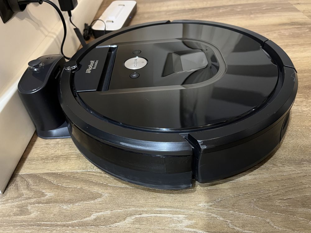 iRoobot Roomba model 900