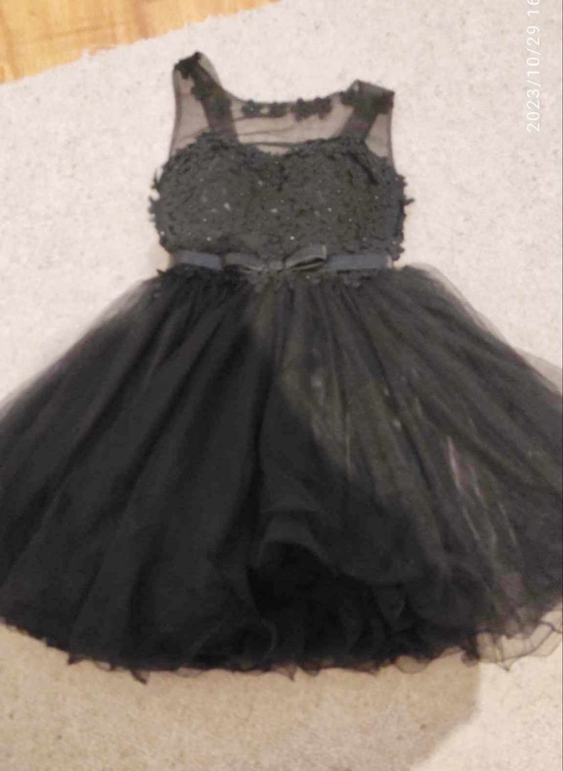 czarna sukienka z kwiatuszkami