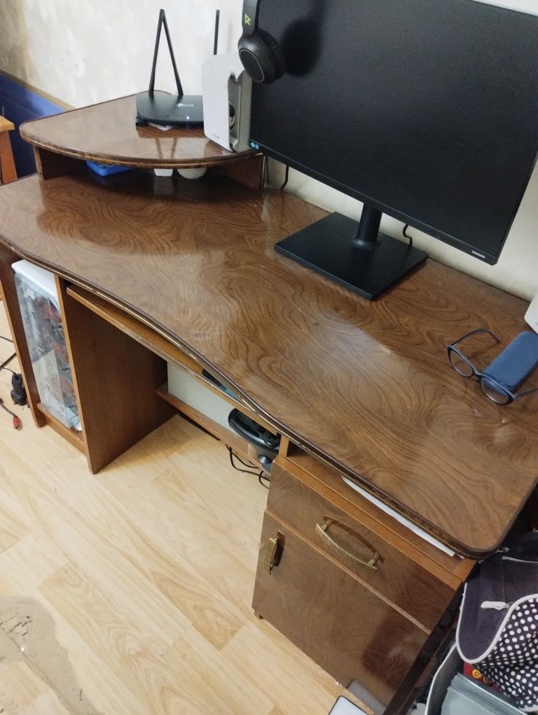 Комп'ютерний стіл з шухлядою та тумбою, колір горіх, стан нового