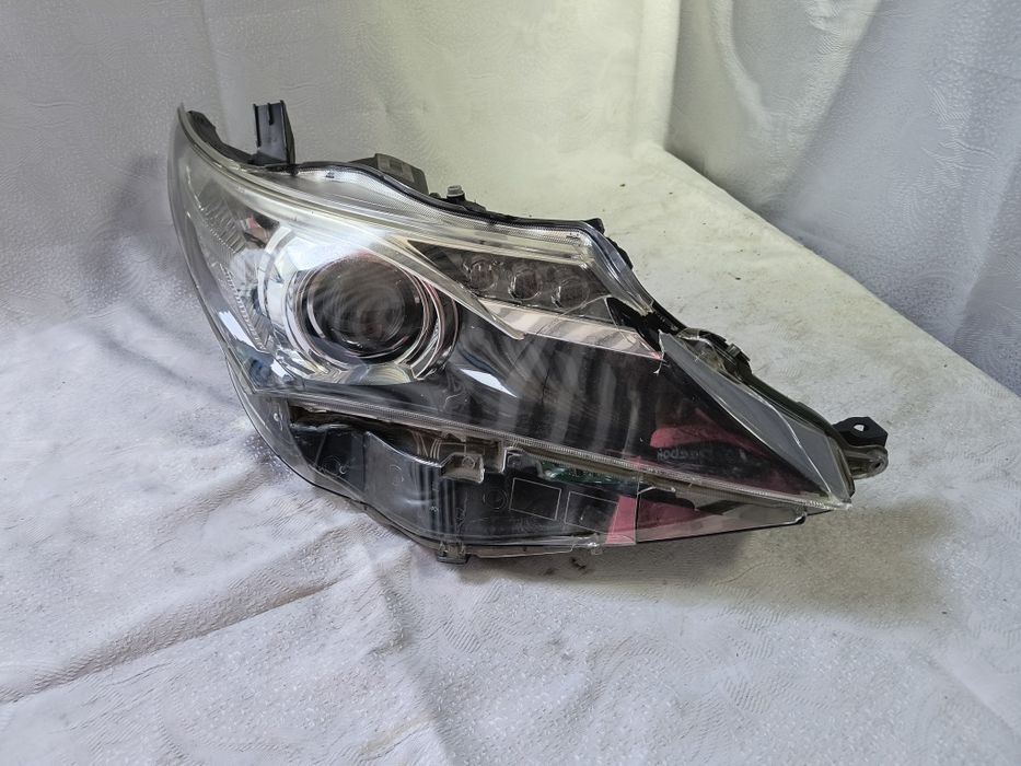 Lampa prawa Toyota Auris II 2 przed lift Europa uszkodzona