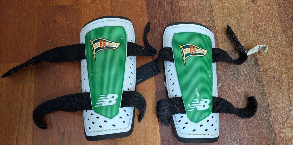 Ochraniacze piłkarskie dla dzieci firmy New Balance rozm M Lechia Gdań