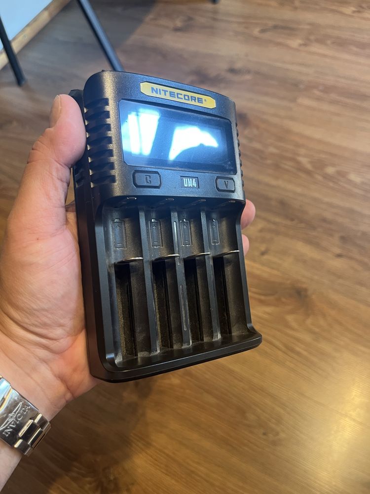 Ładowarka Nitecore UM4