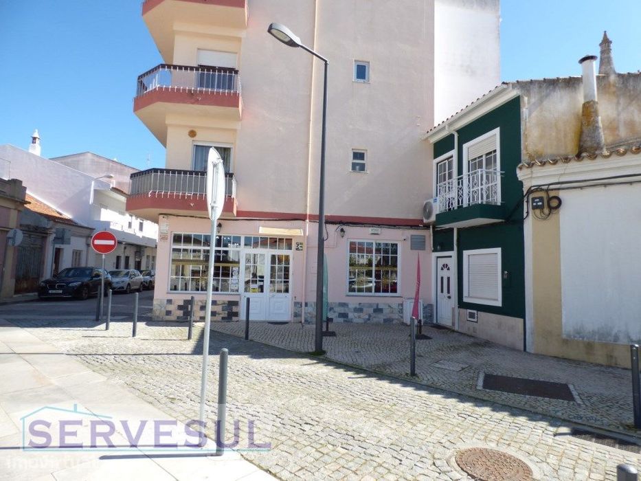 Propriedade composta por uma casa de habitação Duplex com 2 quartos...