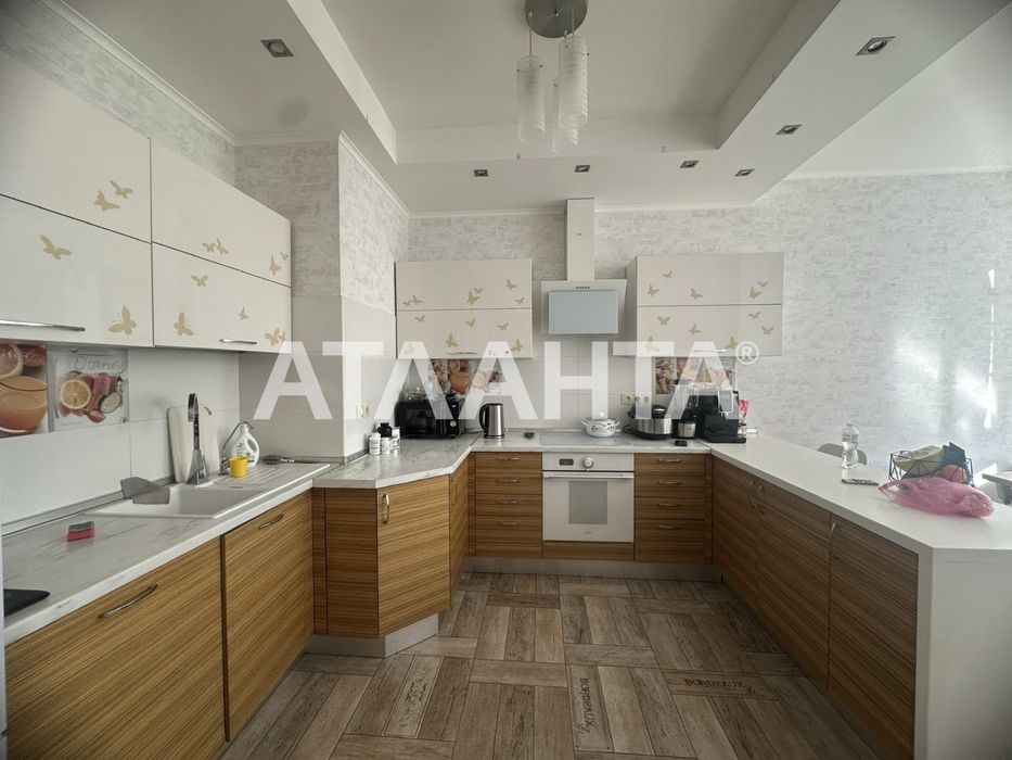 Парк Победы.3 ком.квартира с ремонтом.Кухня-студия(38м2)Низкий этаж.