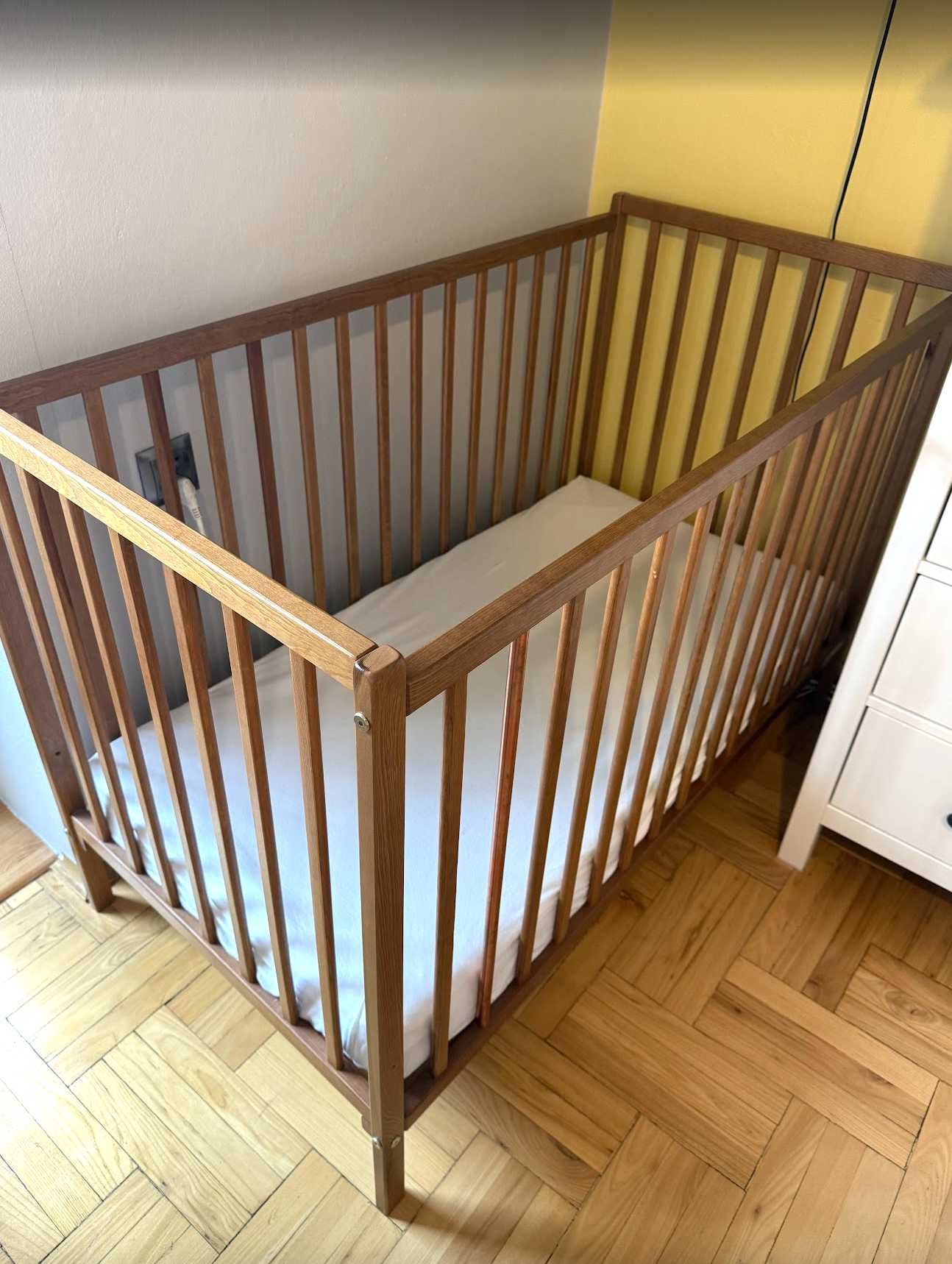 Zestaw niemowlęcy Woodies – łóżeczko, przewijak, materac, akcesoria