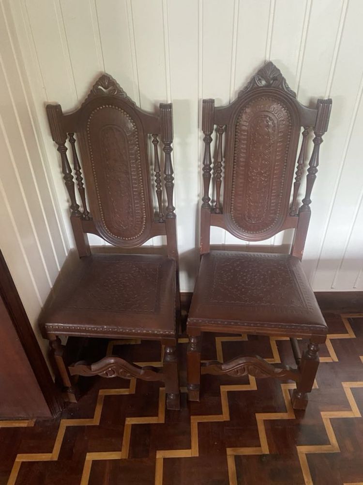Movel de sala com mesa e cadeiras