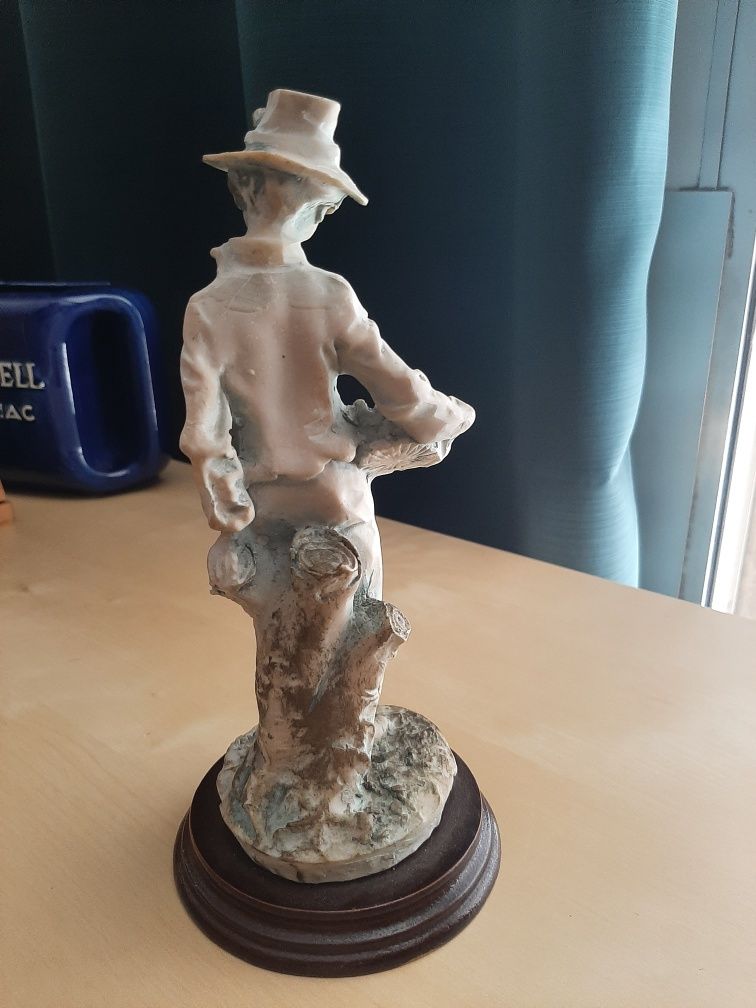 Estatueta em marfinite Rapaz campestre