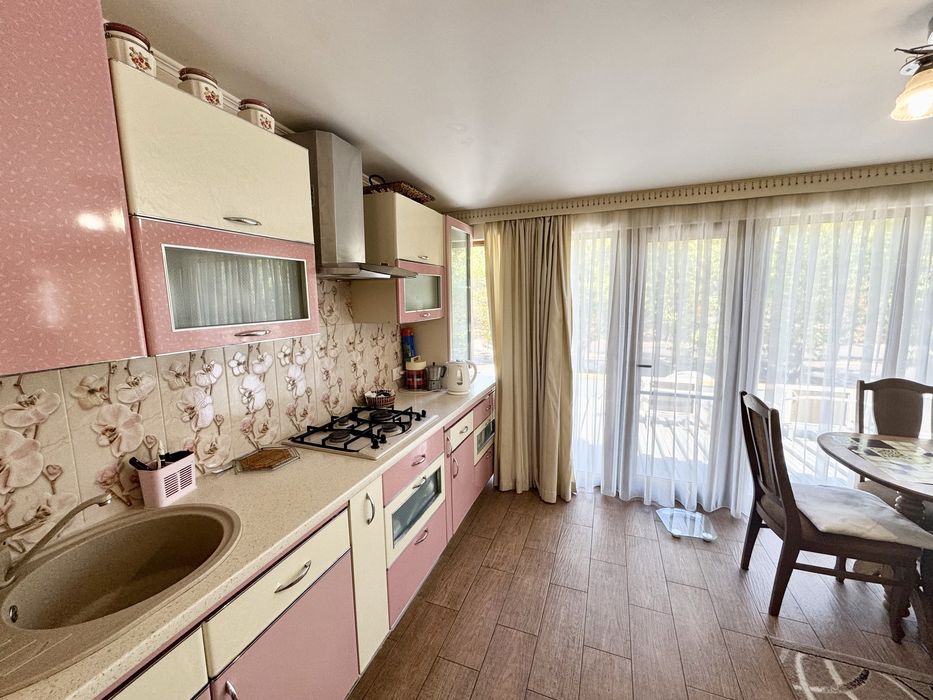 Продам 2 к.квартиру. 2эт/9эт, кирпич! Кухня -19кв.м