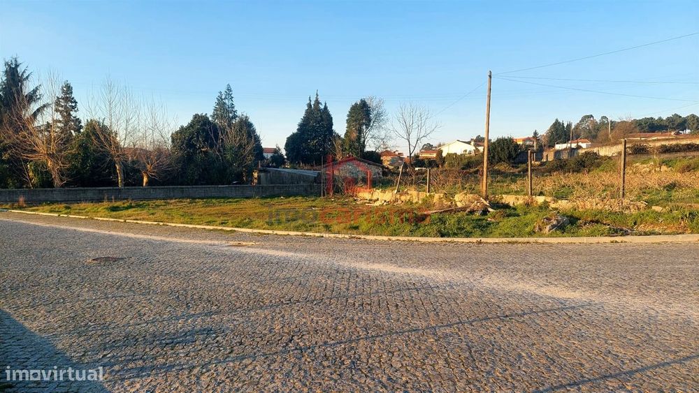Terreno para construção com 1.400m2 em São Salvador do Campo, Santo Ti