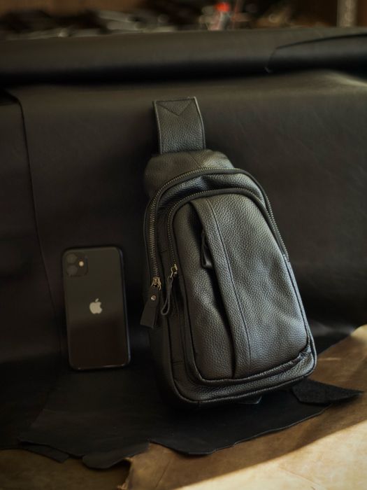 Сумка на грудь чоловіча шкіряна. Мужская кожаная сумка слинг / бананка
