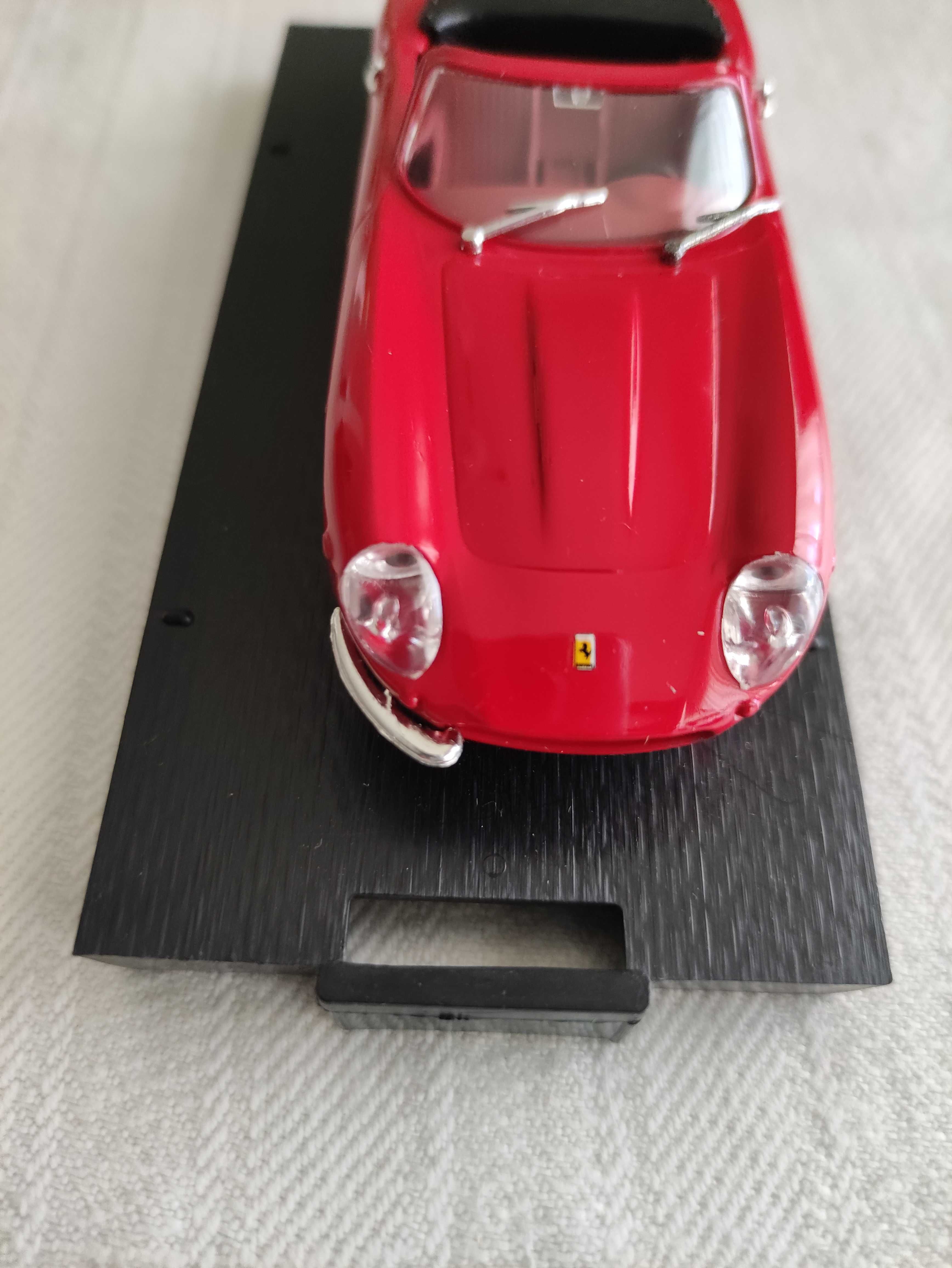 Vendo miniatura Ferrari, na escala 1:43,
marca Brumm.