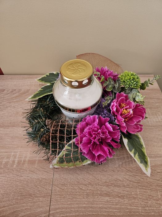 Wieniec kwiatowy na grób ze zniczem