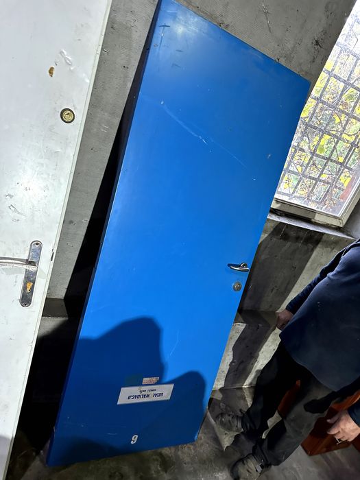 Niebieski drzwi na budowę.