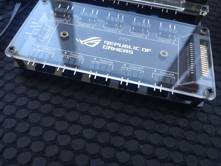 Хаб, разветвитель ARGB AURA 3 pin на 10 5V Питание SATA/MOLEX (Новый)