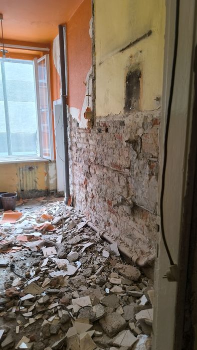 Prace rozbiórkowe skuwanie kafli burzenie ścian przygotowanie do remon