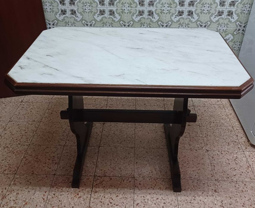 Mesa de cozinha com tampo em marmore