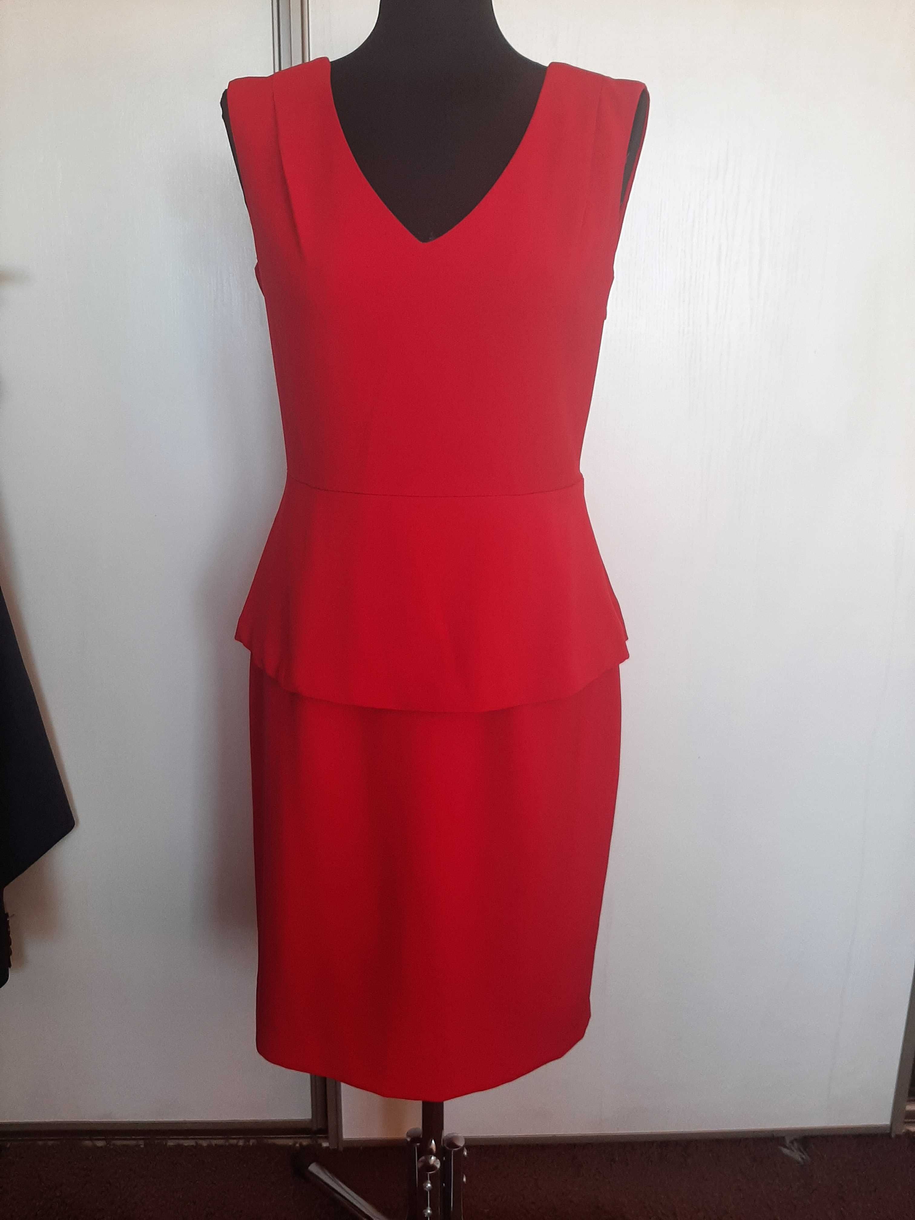 Czerwona sukienka z baskinką i wycięciami na plecach