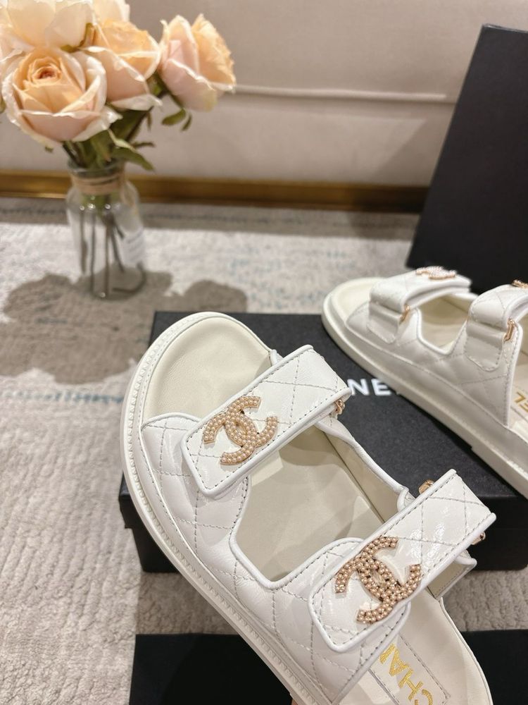 Klapki Chanel Dad White