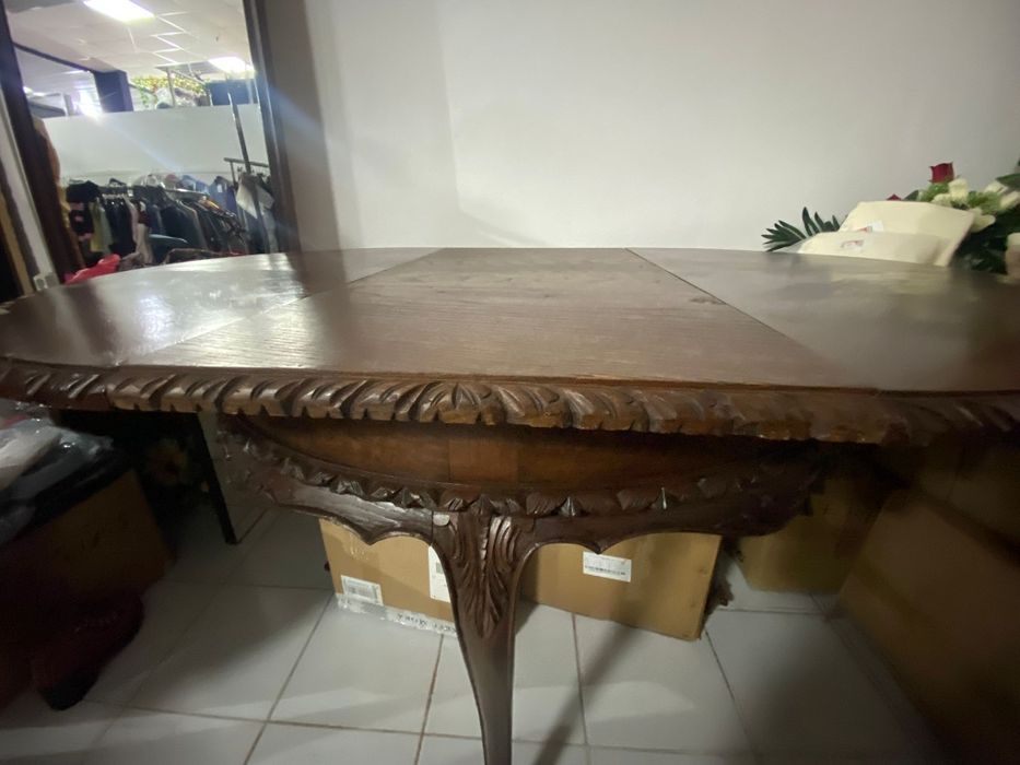 Mesa maciça oval e redonda