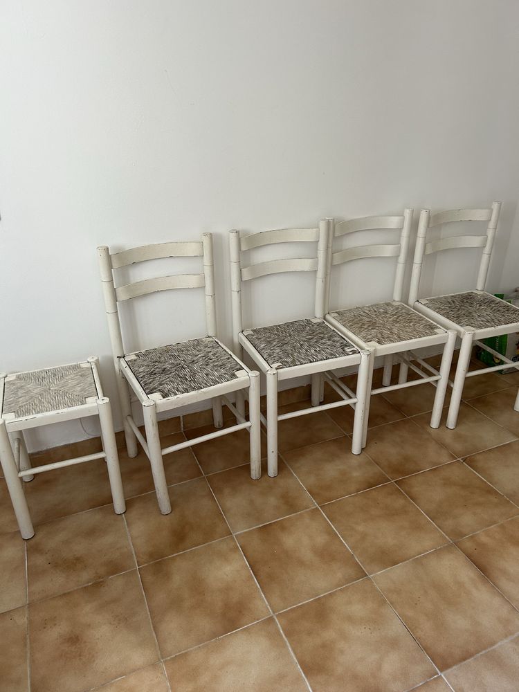 Mesa extensível + 4 cadeiras + 1 banco