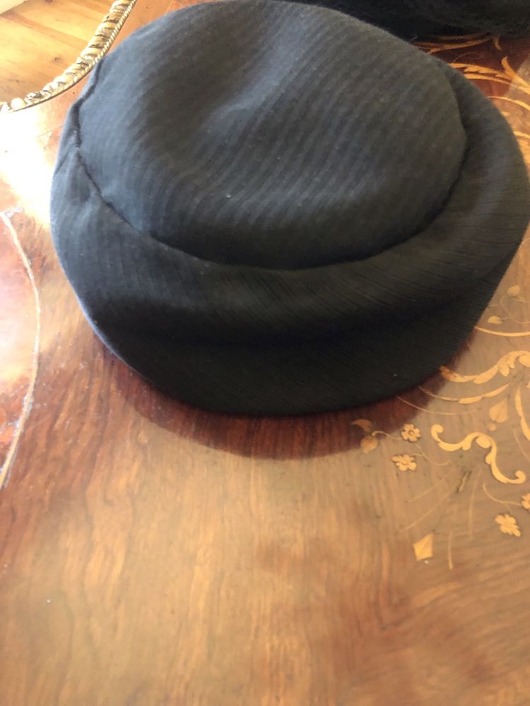 Conjunto de chapeus de senhora e um de homem muito antigos