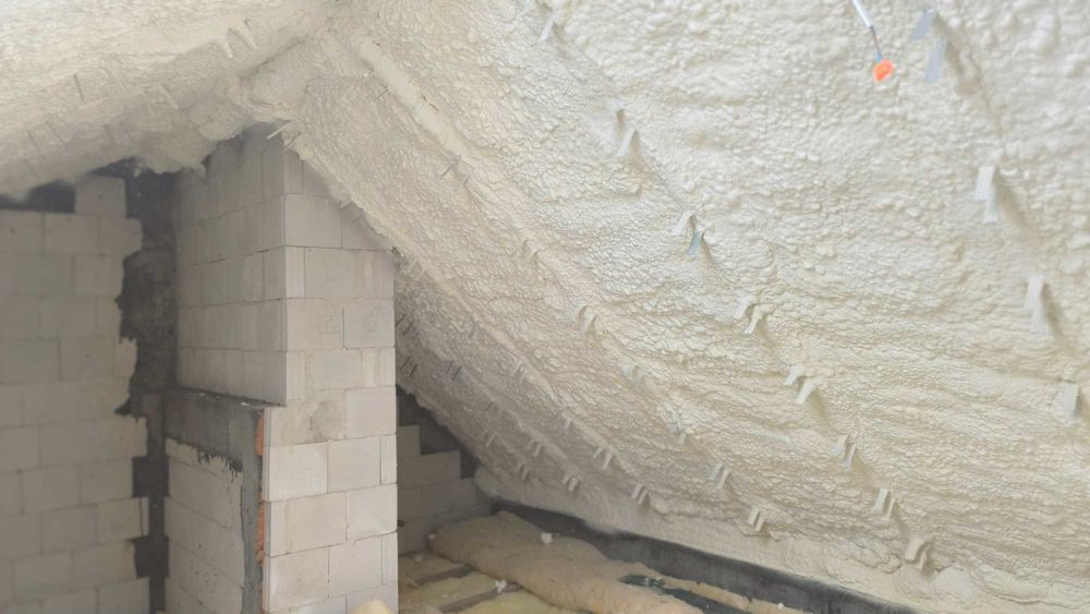 Izolacje natryskowe pianą PUR - ocieplanie domu, poddasza, hal, garaży