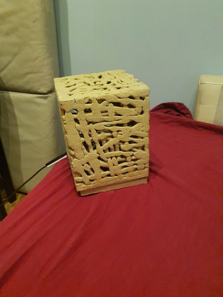 designerska lampka ozdobna do pokoju, a la piaskowiec sześcian
