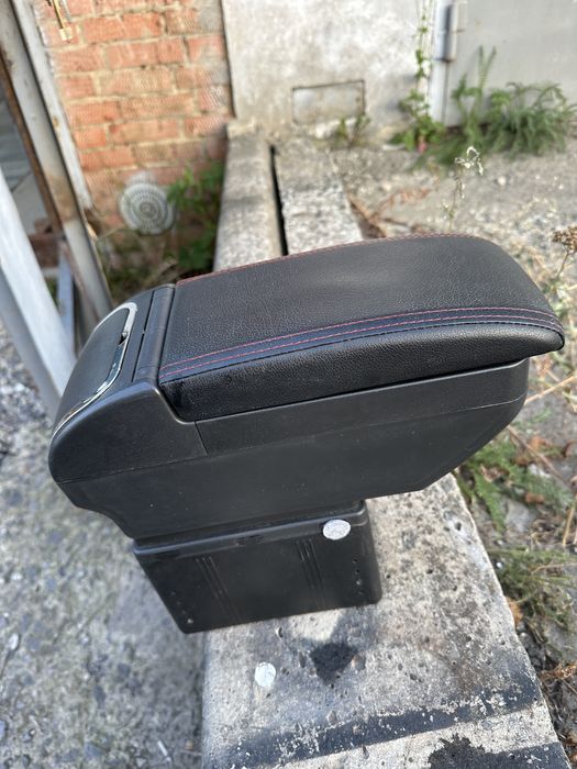 Універсальний автомобільний підлокітник