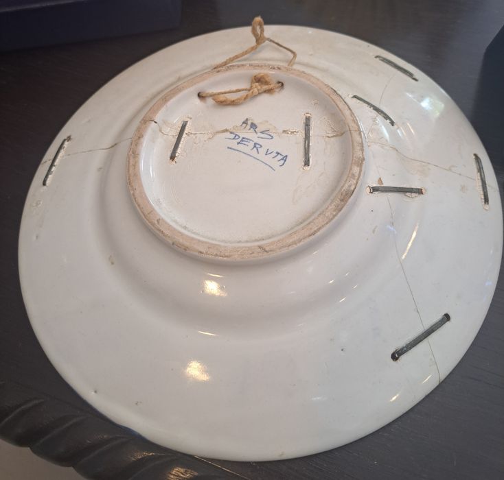 Prato antigo am faiança com agrafos