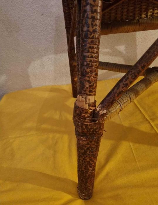 Cadeira Antiga em Vega para arranjo de uma das pernas restaurar