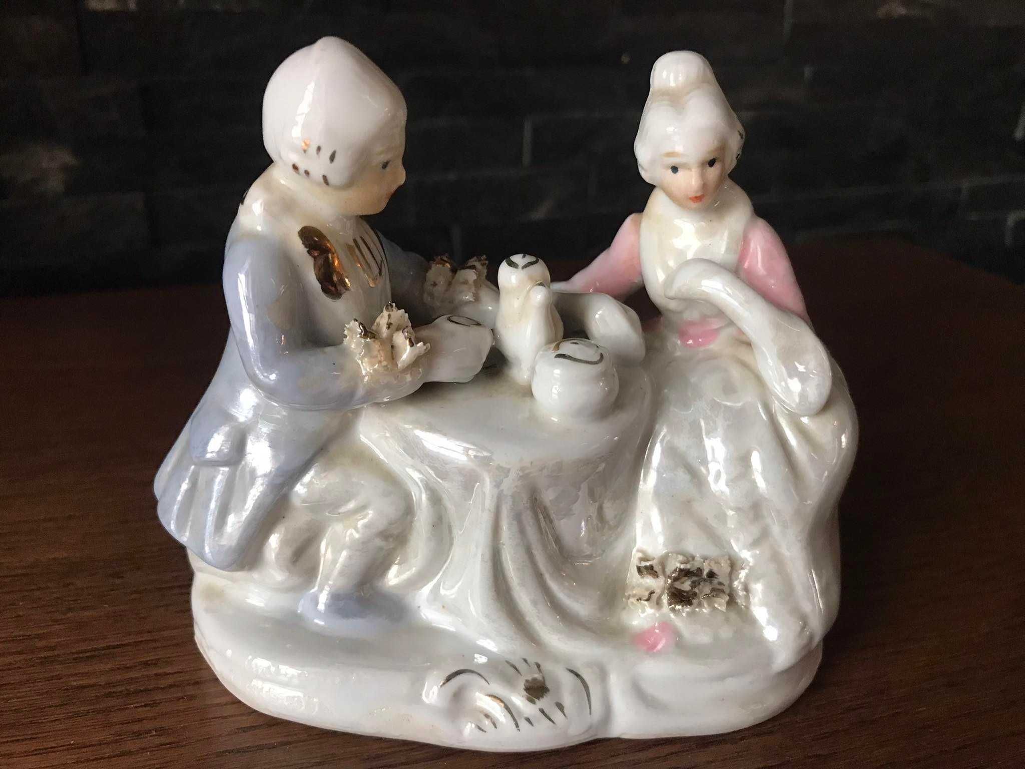 Para kochanków przy herbacie porcelanowa figurka