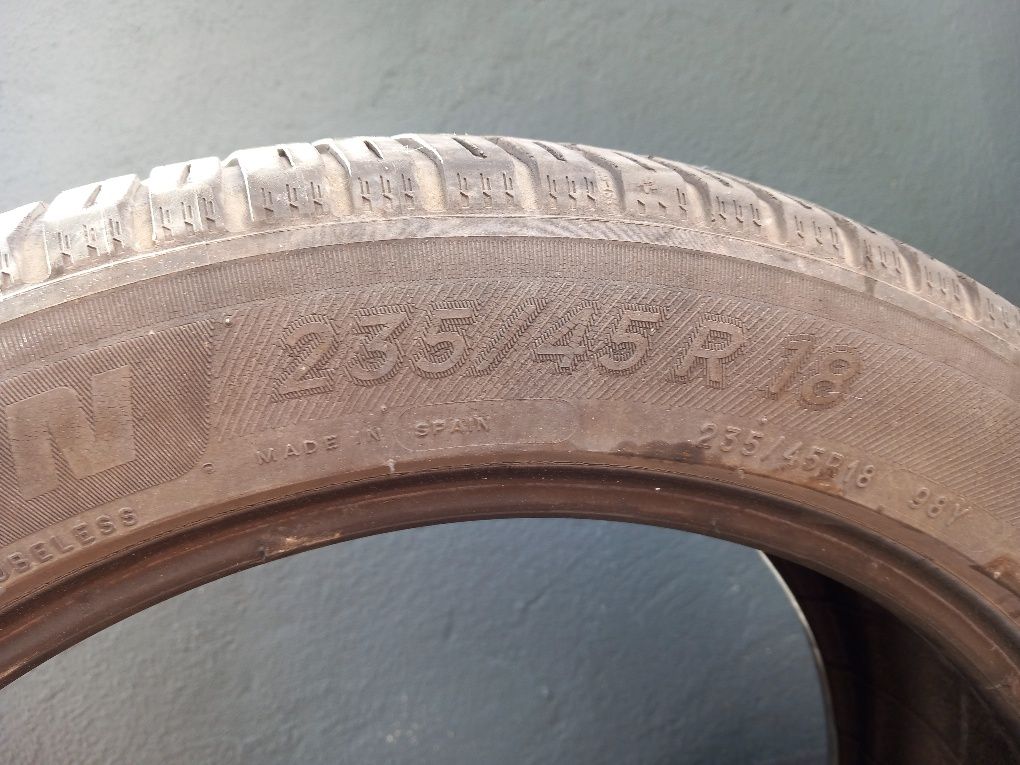 Pneus 235/45/R18